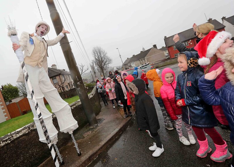 Despite the rain, Jack Frosty (Will Flanagan of Alchemy Arts)  with pupils as they walk on Cathedral Road.
EEjob 17/12/2020
Echo News.
Holly Jolly walk with Jack Frosty on stilts, at St. Vincent's Convent Primary School, Cork.
Picture: Jim Coughlan.